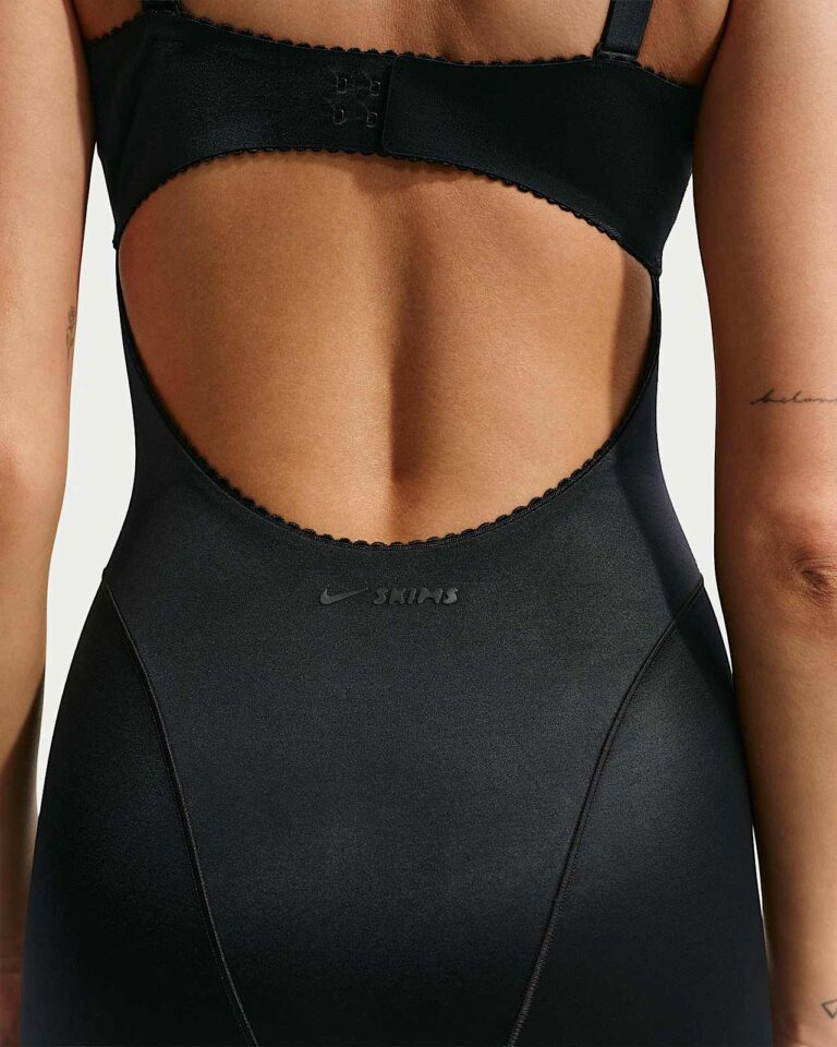 Боди NikeSKIMS Satin Shine Picot Bodysuit «Obsidian» Женская