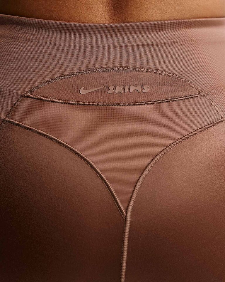 Велосипедки NikeSKIMS Satin Shine High-Waisted 5″ Biker Shorts «Carob Brown» Женская