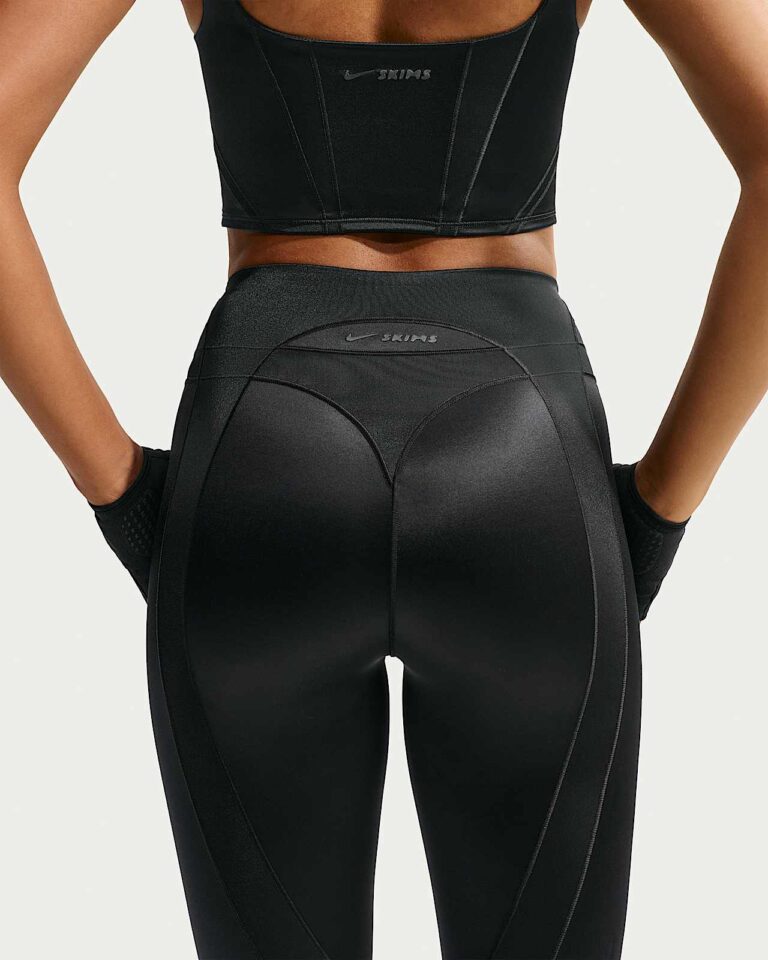Леггинсы NikeSKIMS Satin Shine High-Waisted 26″ Leggings «Obsidian» Женская