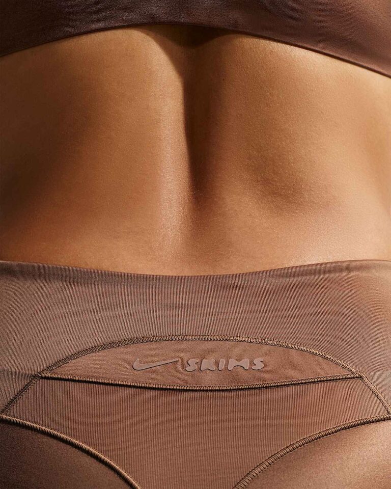 Леггинсы NikeSKIMS Satin Shine High-Waisted 26″ Leggings «Carob Brown» Женская