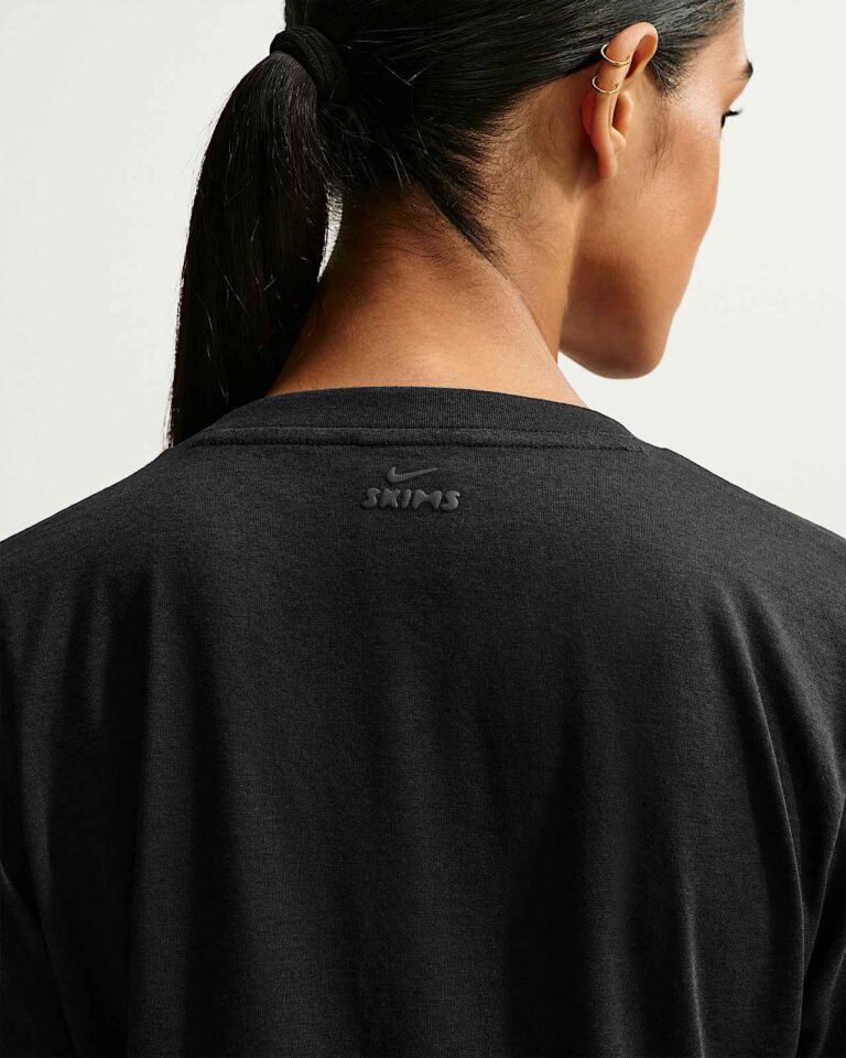 Футболка NikeSKIMS Performance Cotton Blend V-Neck Short-Sleeve Top «Obsidian» Женская