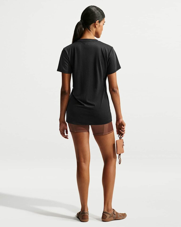 Футболка NikeSKIMS Performance Cotton Blend V-Neck Short-Sleeve Top «Obsidian» Женская