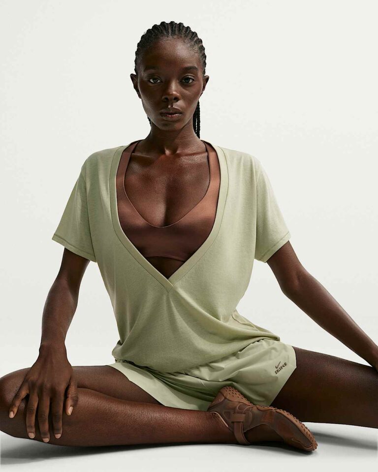 Футболка NikeSKIMS Performance Cotton Blend V-Neck Short-Sleeve Top «Talc» Женская
