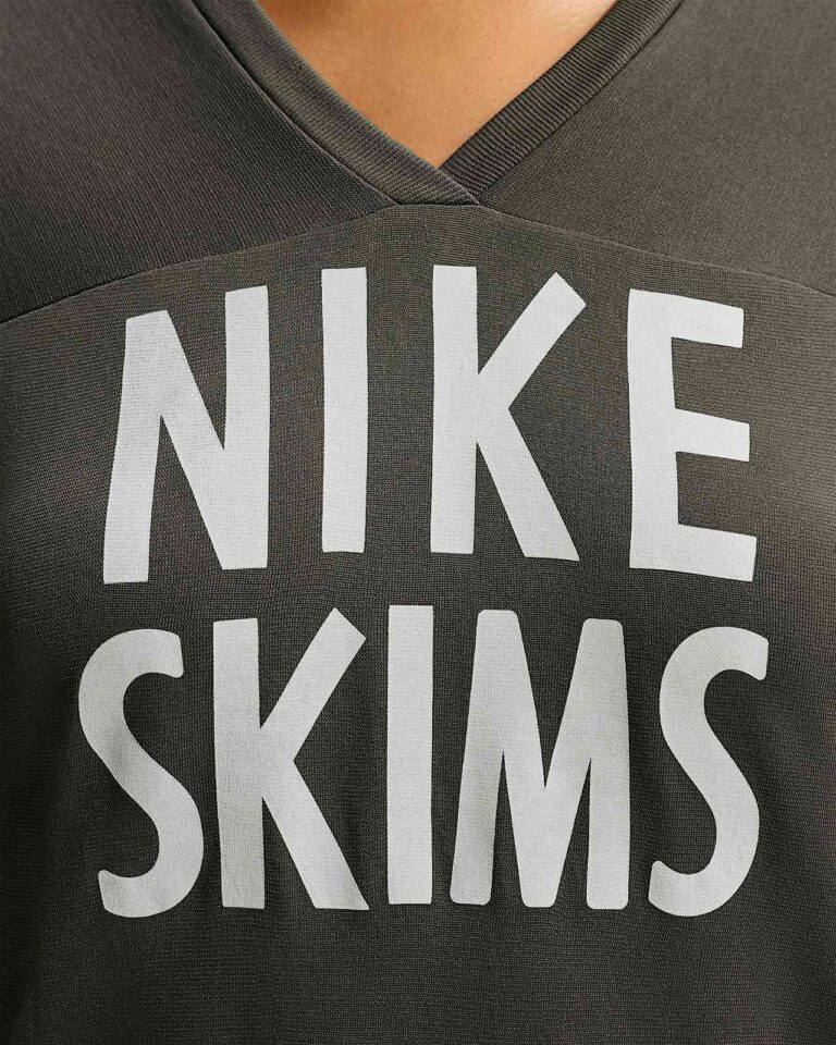 Футболка NikeSKIMS Stretch Knit V-Neck Short-Sleeve Top «Boulder/Ecru» Женская