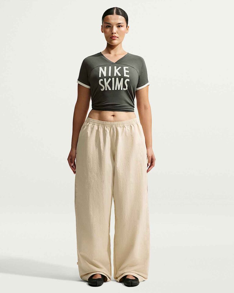 Футболка NikeSKIMS Stretch Knit V-Neck Short-Sleeve Top «Boulder/Ecru» Женская