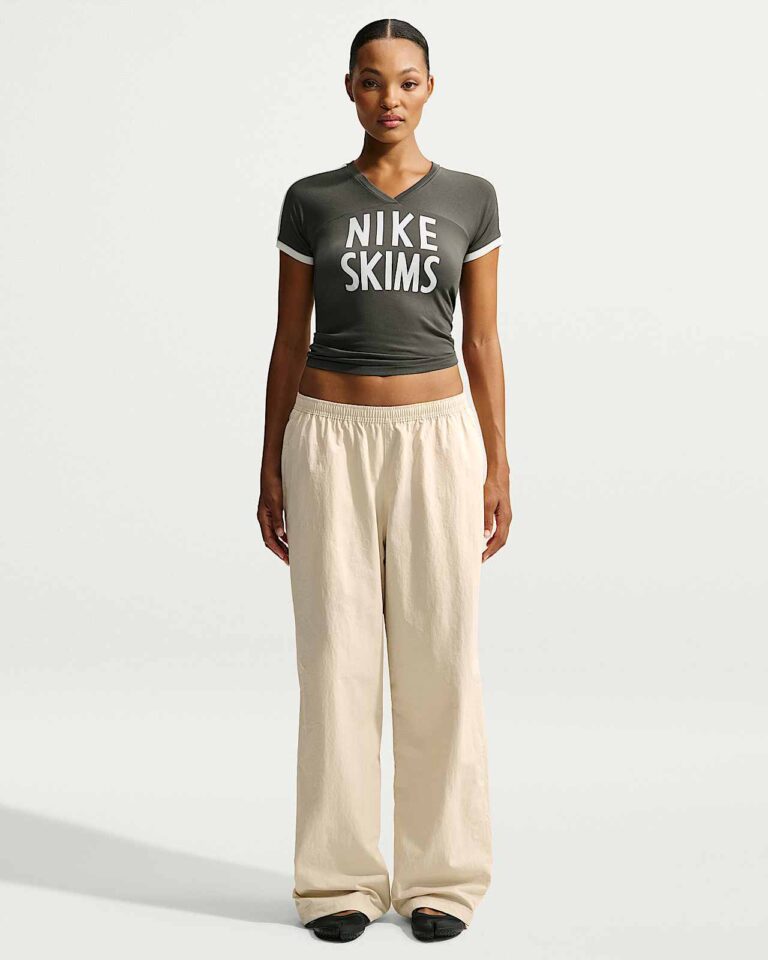 Футболка NikeSKIMS Stretch Knit V-Neck Short-Sleeve Top «Boulder/Ecru» Женская