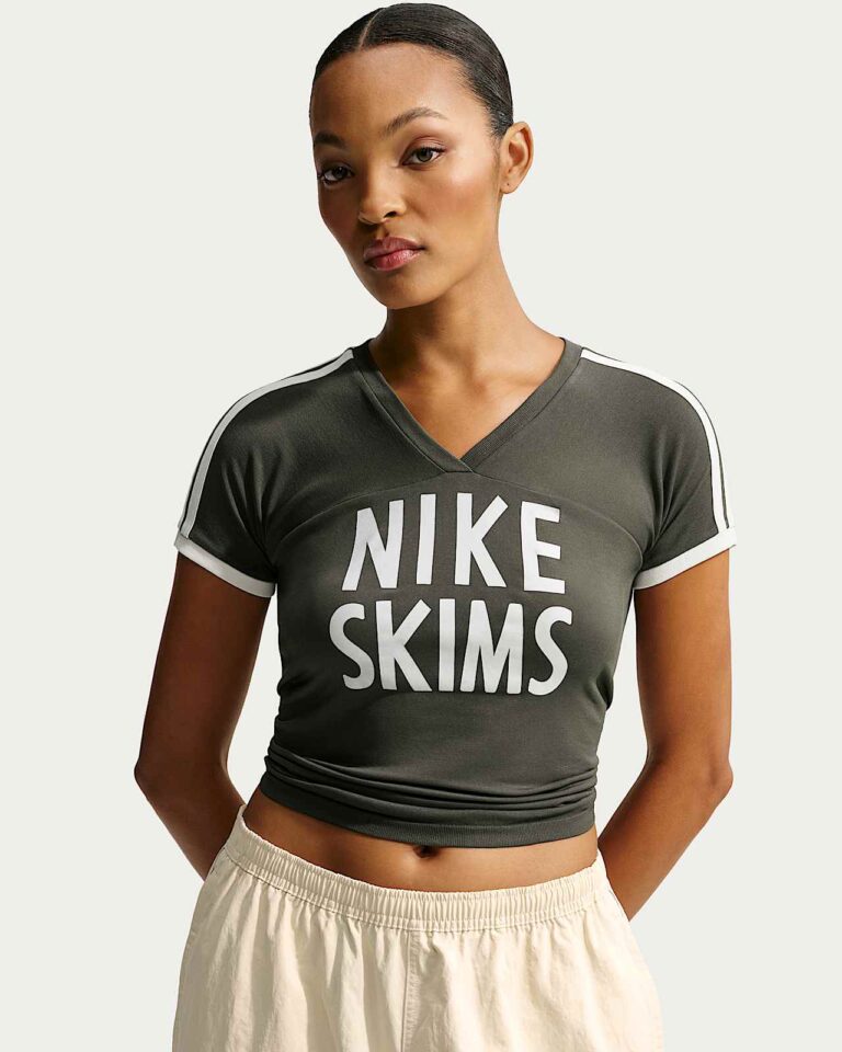 Футболка NikeSKIMS Stretch Knit V-Neck Short-Sleeve Top «Boulder/Ecru» Женская