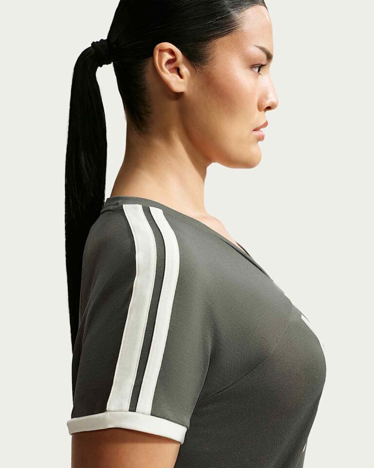 Футболка NikeSKIMS Stretch Knit V-Neck Short-Sleeve Top «Boulder/Ecru» Женская