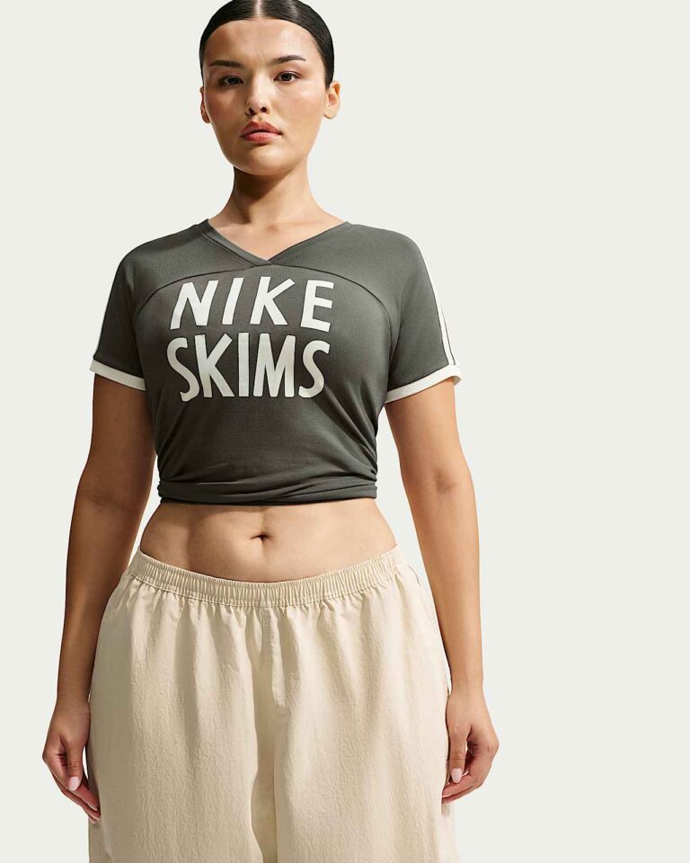 Футболка NikeSKIMS Stretch Knit V-Neck Short-Sleeve Top «Boulder/Ecru» Женская
