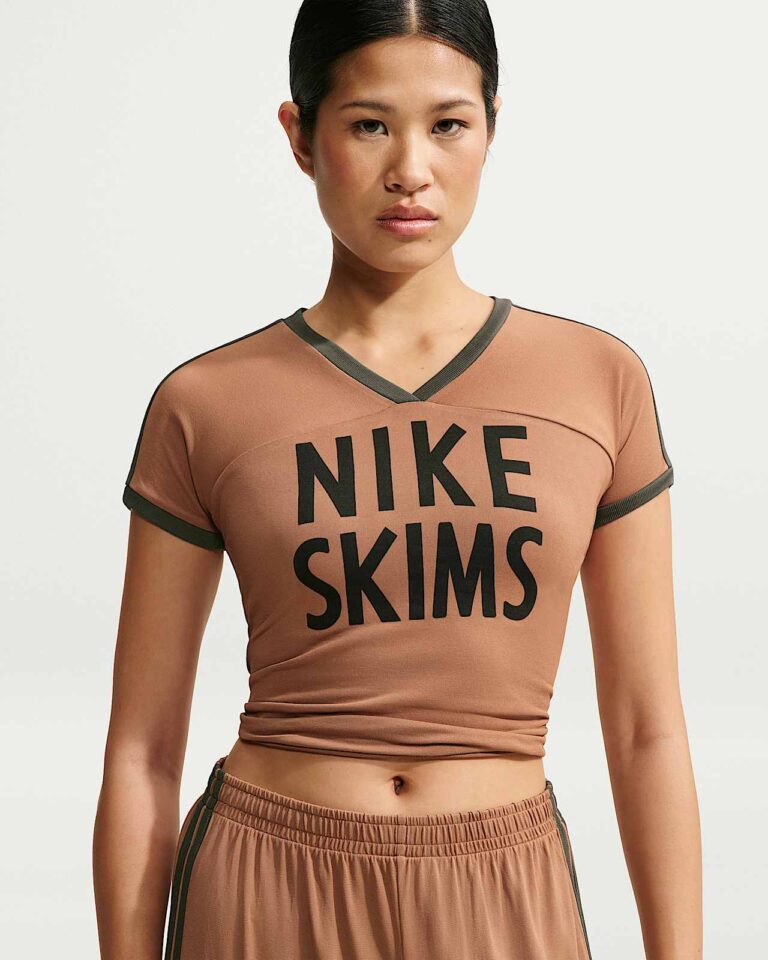 Футболка NikeSKIMS Stretch Knit V-Neck Short-Sleeve Top «Carob Brown/Boulder» Женская