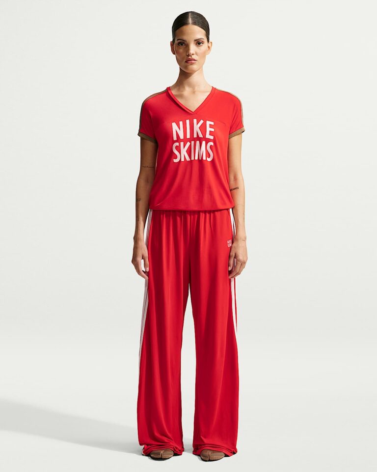 Футболка NikeSKIMS Stretch Knit V-Neck Short-Sleeve Top «Sport Red/Carob Brown» Женская