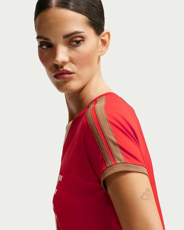 Футболка NikeSKIMS Stretch Knit V-Neck Short-Sleeve Top «Sport Red/Carob Brown» Женская