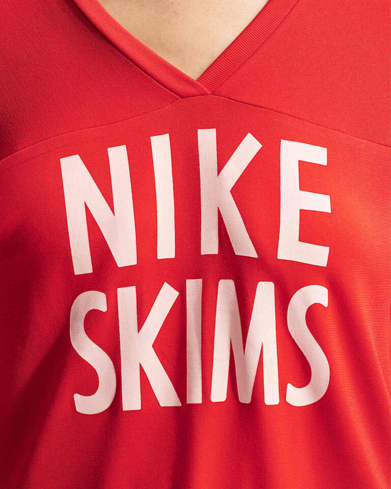 Футболка NikeSKIMS Stretch Knit V-Neck Short-Sleeve Top «Sport Red/Carob Brown» Женская