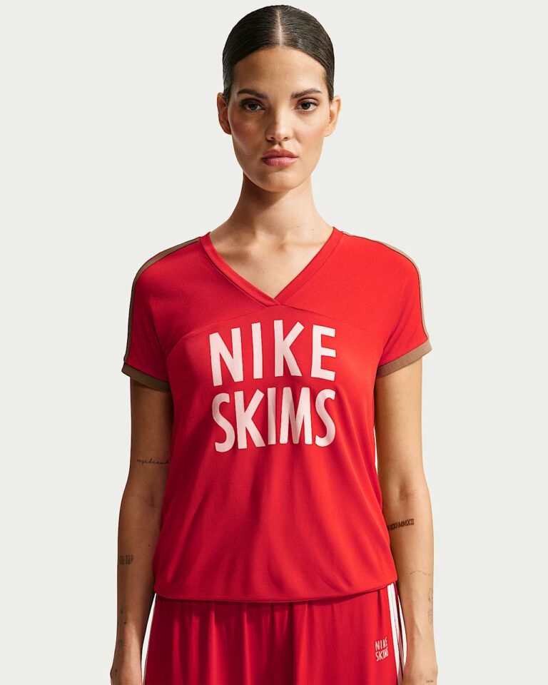 Футболка NikeSKIMS Stretch Knit V-Neck Short-Sleeve Top «Sport Red/Carob Brown» Женская