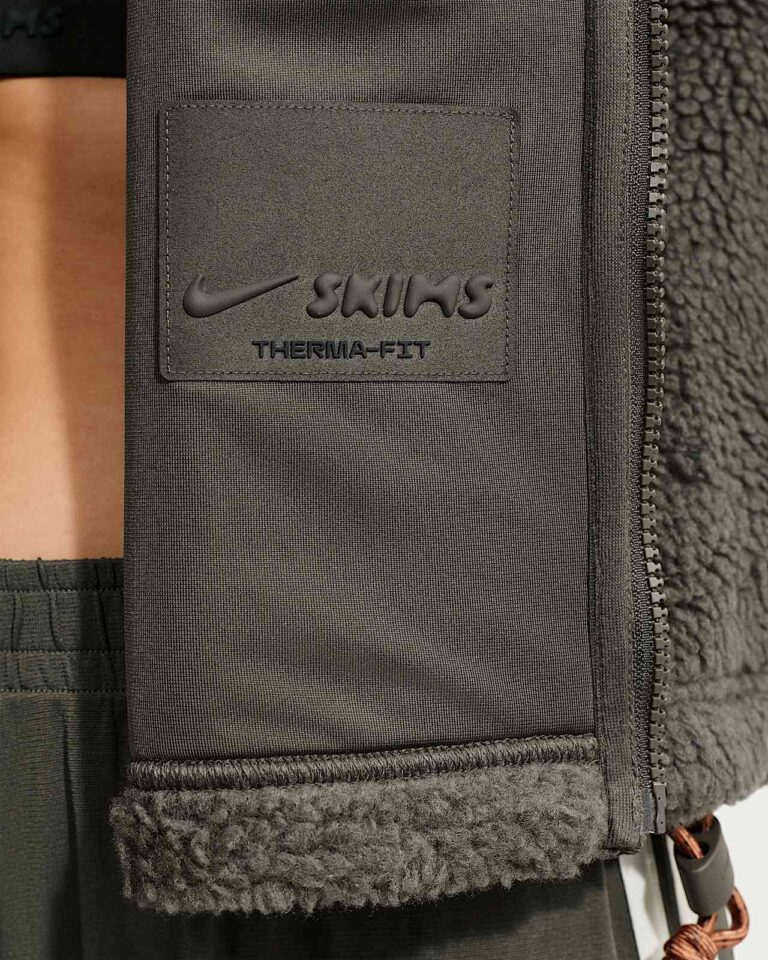 Жилет NikeSKIMS Sherpa Oversized Vest «Boulder/Obsidian» Женская