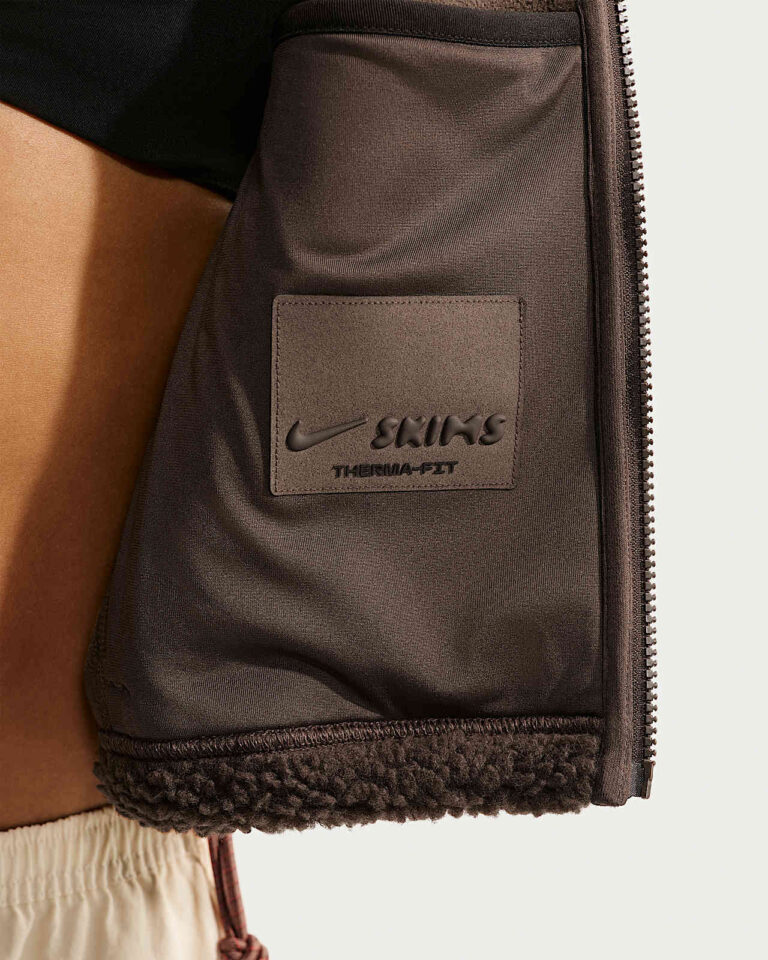 Жилет NikeSKIMS Sherpa Oversized Vest «Dark Sepia/Velvet Brown» Женская
