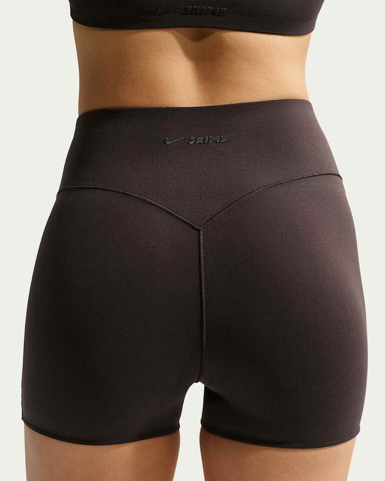 Шорты NikeSKIMS Studio Stretch 3″ Shorts «Dark Roast» Женская