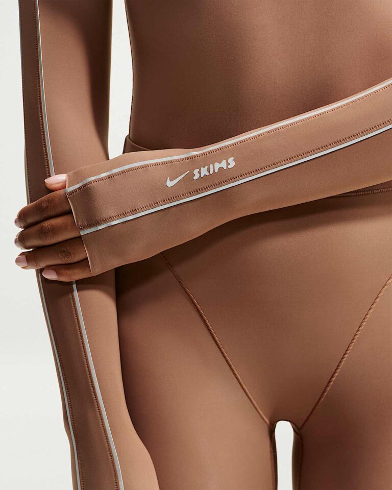 Лонгслив NikeSKIMS Weightless Mock-Neck Long-Sleeve Top «Carob Brown» Женская