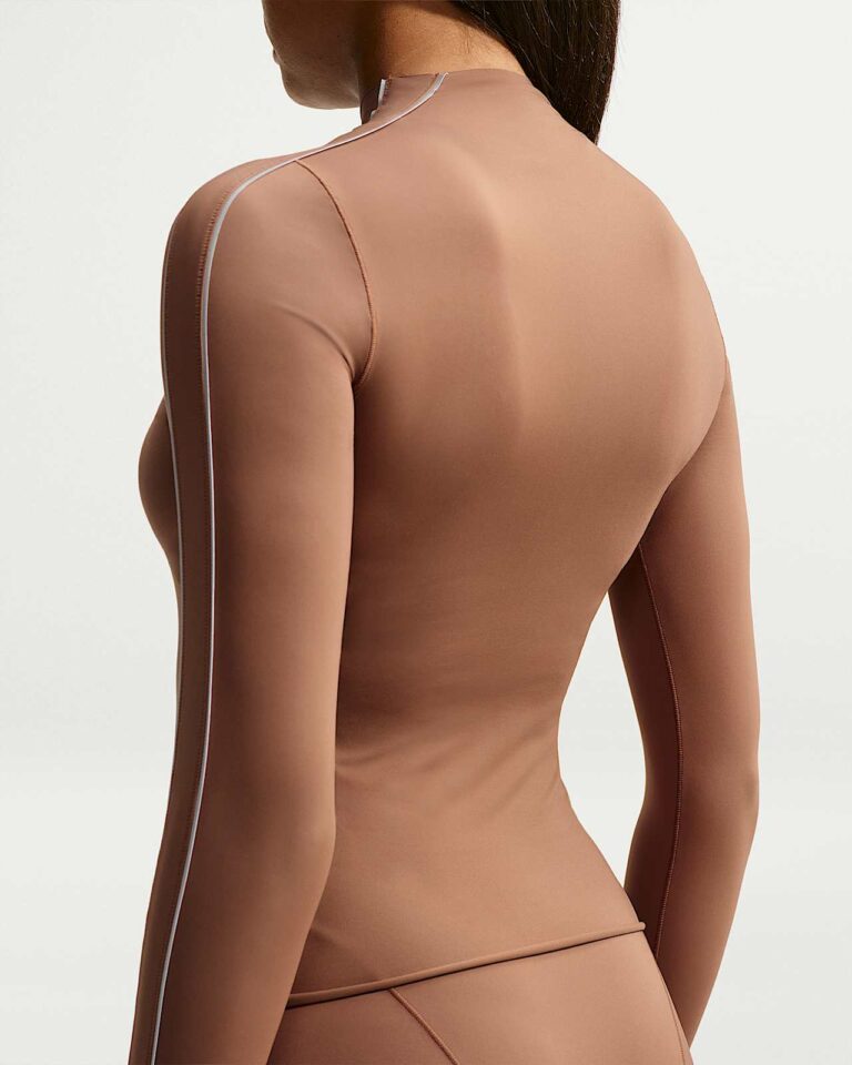 Лонгслив NikeSKIMS Weightless Mock-Neck Long-Sleeve Top «Carob Brown» Женская