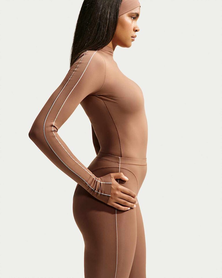Лонгслив NikeSKIMS Weightless Mock-Neck Long-Sleeve Top «Carob Brown» Женская