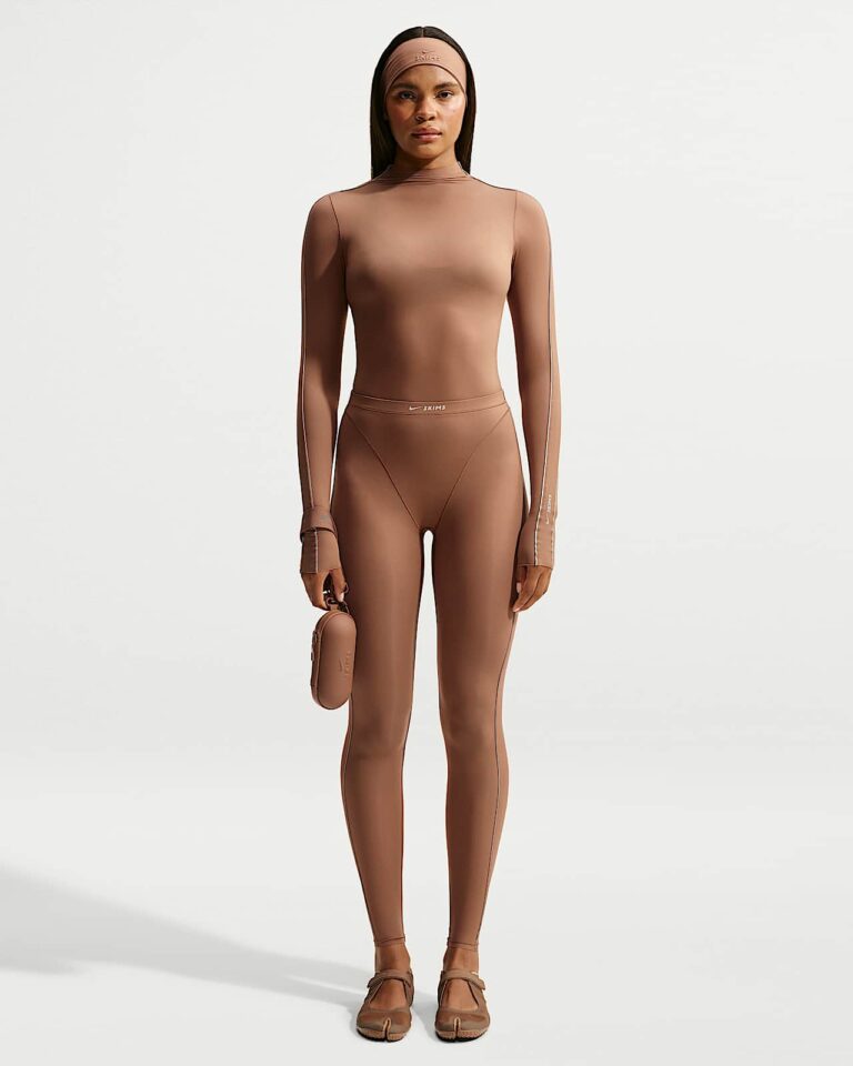Лонгслив NikeSKIMS Weightless Mock-Neck Long-Sleeve Top «Carob Brown» Женская