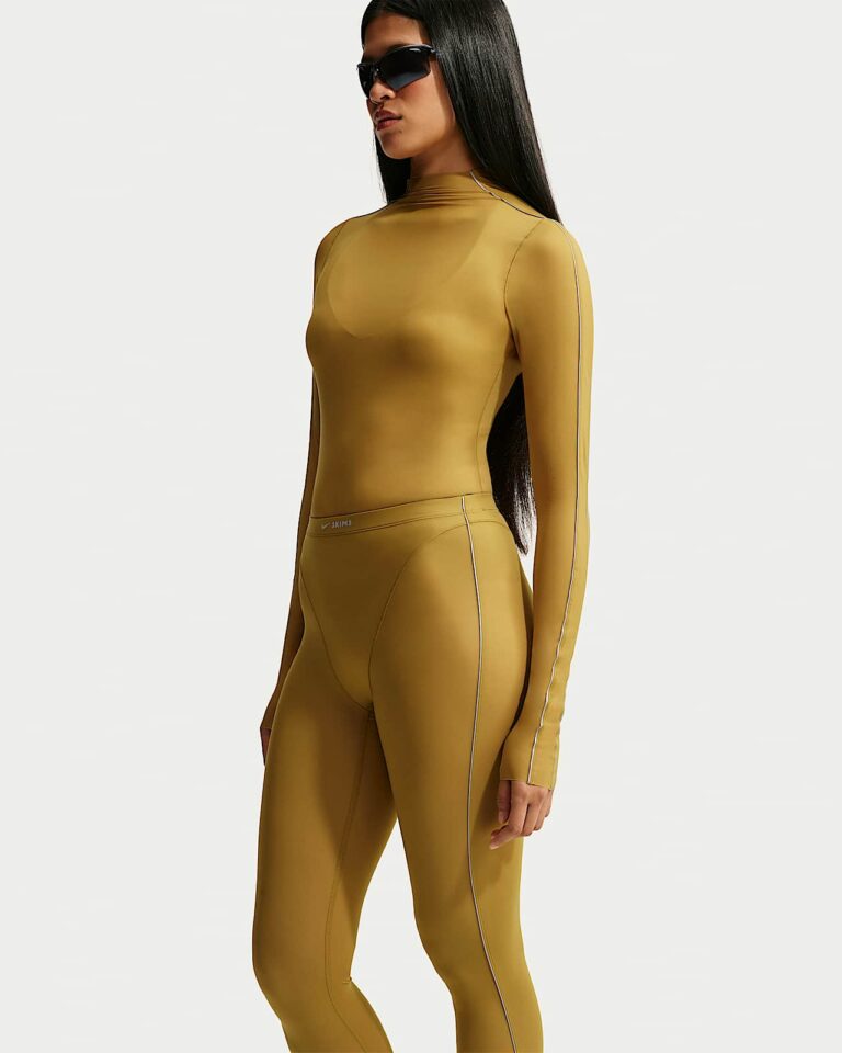 Лонгслив NikeSKIMS Weightless Mock-Neck Long-Sleeve Top «Ochre» Женская