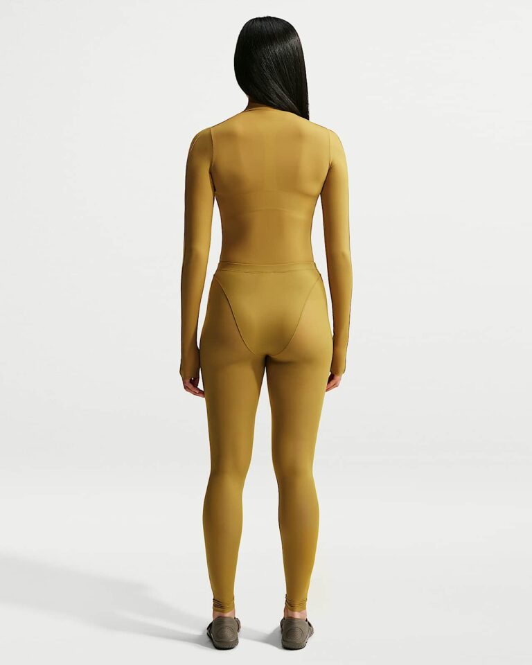 Лонгслив NikeSKIMS Weightless Mock-Neck Long-Sleeve Top «Ochre» Женская